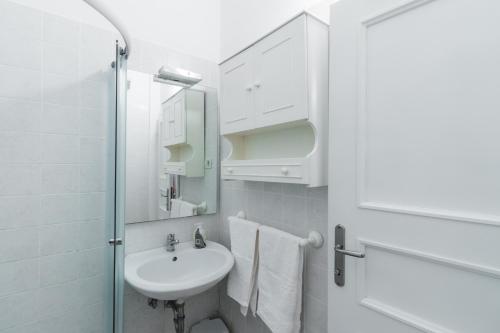 Apartments Pri Mari tesisinde bir banyo