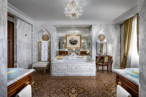 
A bathroom at Hotel Danieli, a Luxury Collection Hotel, Venice
