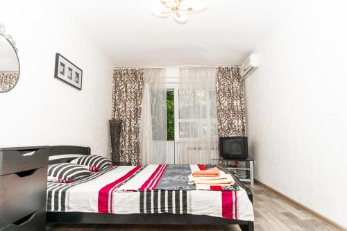 Un pat sau paturi într-o cameră la Prospekt Shevchenko
