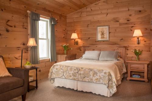 una camera con un letto in una baita di tronchi di Sterling Ridge Resort a Jeffersonville