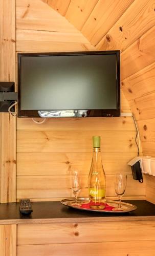 a bottle of wine and two glasses on a table at Bartlhof-Ferienwohnungen-Zimmer in Burglengenfeld