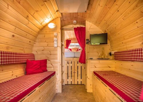 a room with two benches in a wooden cabin at Bartlhof-Ferienwohnungen-Zimmer in Burglengenfeld