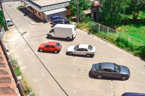 eine Gruppe von Autos auf einem Parkplatz geparkt in der Unterkunft Apartmani 23 in Novi Pazar