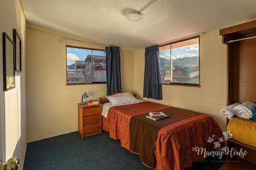 Habitación de hotel con 1 cama y 2 ventanas en Munay House, apartment in the center of Cusco, en Cusco