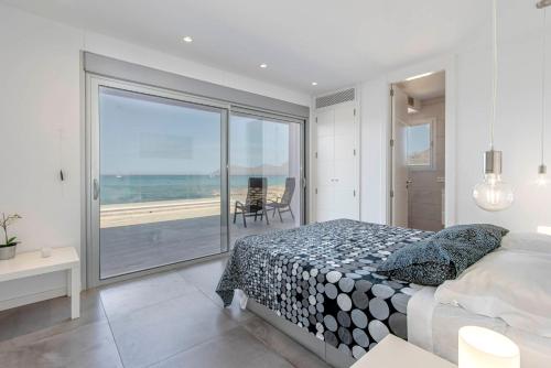 ソン・セッラ・デ・マリーナにあるSon Serra Relax 2 By homevillas360のベッドルーム1室(ベッド1台付)が備わります。