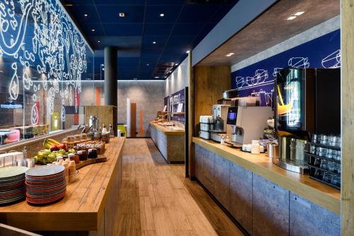 A restaurant or other place to eat at ibis budget Muenchen Ost Messe