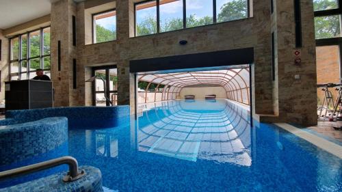 Bazén v ubytovaní Főnix Wellness Resort alebo v jeho blízkosti
