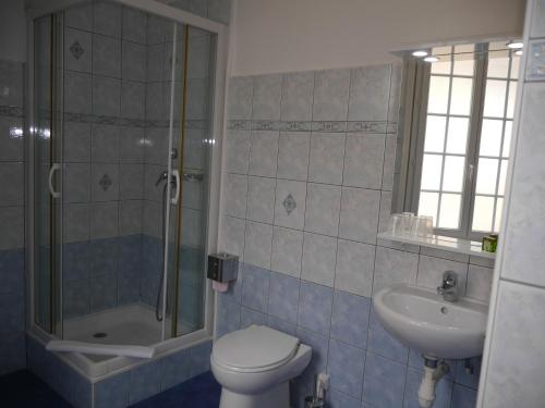 Koupelna v ubytování Logis Hôtel du Commerce