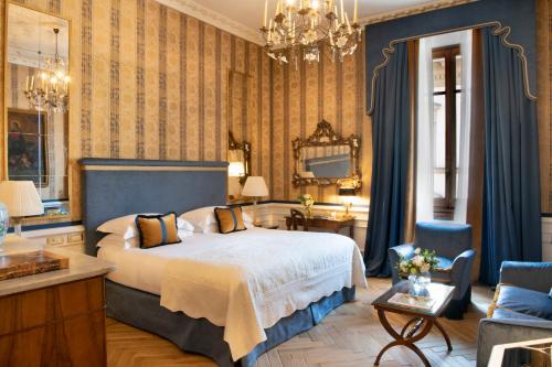Llit o llits en una habitació de Helvetia&Bristol Firenze – Starhotels Collezione