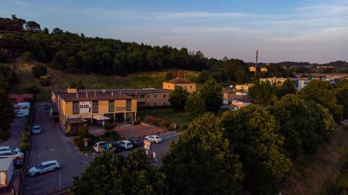 an aerial view of a small town with a parking lot at Hotel Michelangelo in Terranuova Bracciolini
