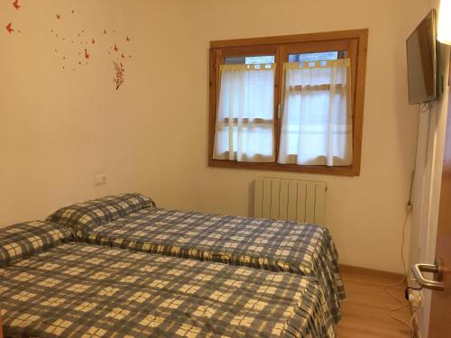 een slaapkamer met 2 bedden en een raam bij B46 - Soldorau 2º - Villmor in Benasque