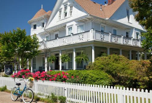 a blue bike parked in front of a white fence at White Doe Inn Bed & Breakfast in Manteo