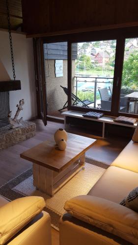a living room with a couch and a coffee table at Ferienwohnung Ankerplatz in Spiez