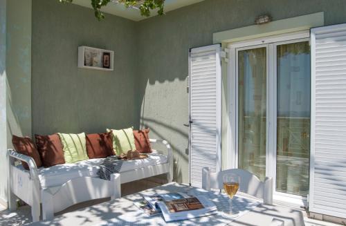a room with a couch and a table and a window at Fiora Villas in Trapezaki