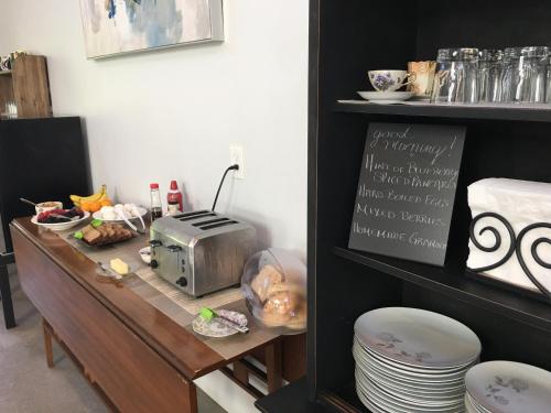 een keuken met een aanrecht met een broodrooster en borden bij The Limelight Inn in Dahlonega