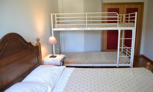 A bunk bed or bunk beds in a room at Myosotis Oporto