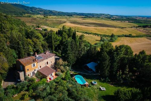 uma vista aérea de uma casa num campo em La Locanda del Barbagianni em Santa Luce