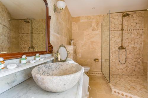 a bathroom with a large stone tub and a shower at Petit loft de charme proche VERSAILLES SACLAY 30 mn PARIS jardin terrasse parking securisé in Janvry