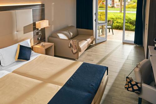 Un pat sau paturi într-o cameră la TUI MAGIC LIFE Calabria - All Inclusive