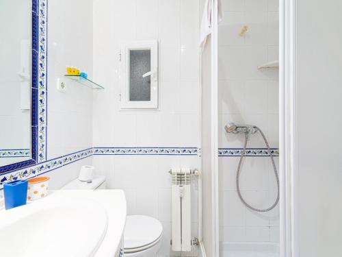 y baño blanco con ducha y aseo. en My City Home- Cosy apartament in Chamberi, en Madrid
