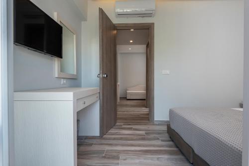 Postel nebo postele na pokoji v ubytování Kyma Rooms & Suites