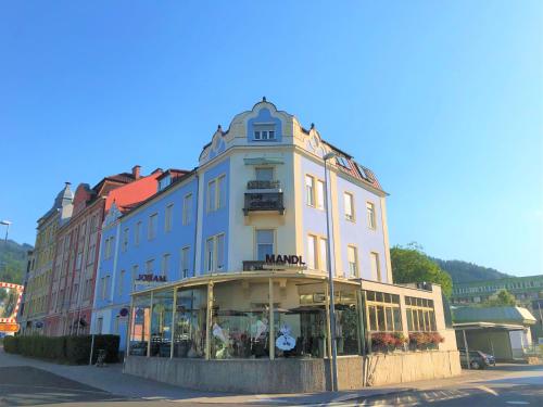 a large white building with a store front at Konditorei Mandl in Bruck an der Mur