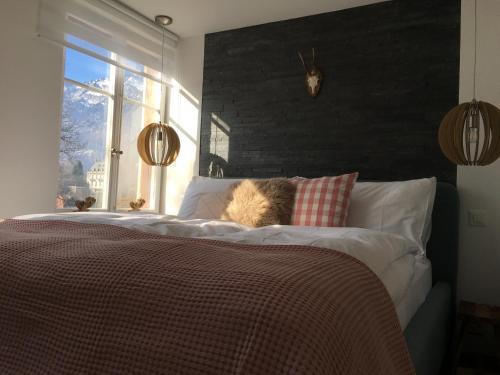 Cama ou camas em um quarto em Boutique Hotel Bellevue B&B am Brienzersee Iseltwald Interlaken