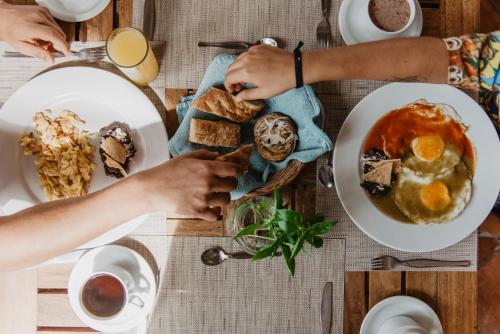 Una mesa cubierta con platos de comida y bebidas. en Hotel Suites Villasol, en Puerto Escondido
