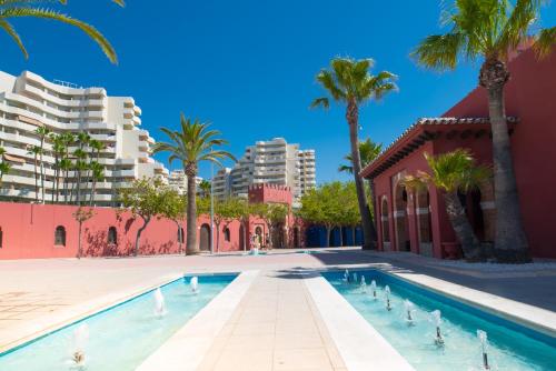 Bazén v ubytování Benalmadena Top Floor Studio nebo v jeho okolí
