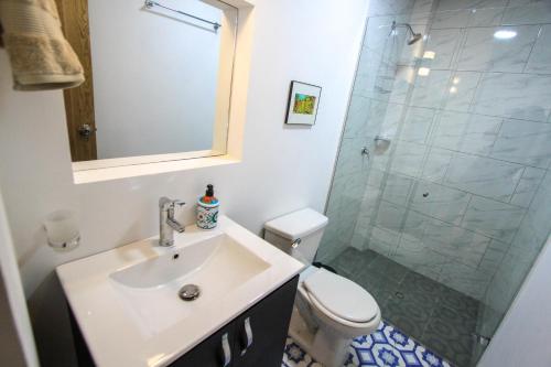 y baño con lavabo y ducha. en Casa Tuvia en Medellín