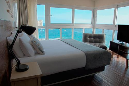 Genel bir deniz manzarası veya otelden çekilmiş bir deniz manzarası