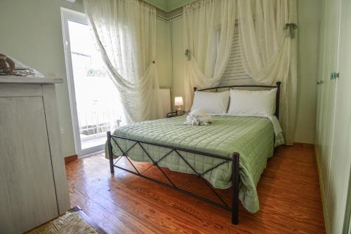A bed or beds in a room at Mara's Apartments