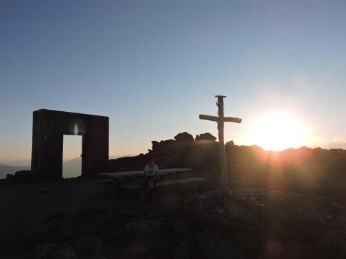 Blick auf den Sonnenuntergang/Sonnenaufgang von des Bauernhofs aus oder aus der Nähe