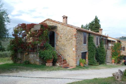 a brick house with plants on the side of it at Due Piani in Barberino di Val dʼElsa