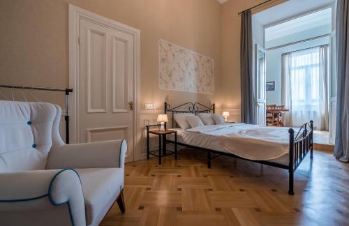 1 dormitorio con 1 cama, 1 sofá y 1 silla en MMA Apartment en Tiflis