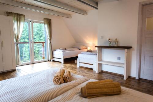 Un pat sau paturi într-o cameră la Chata Kamenie