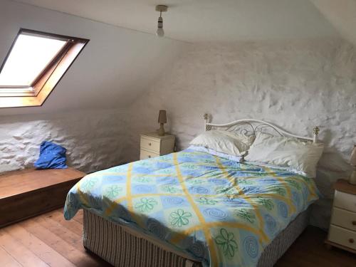 1 dormitorio con cama y ventana en Johnny Joe's, en Achill