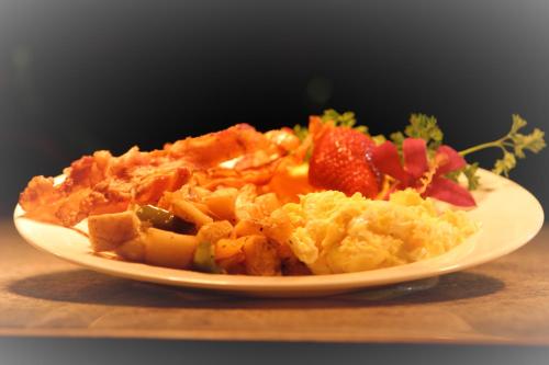 科纳皇家科纳度假酒店的桌上一盘带鸡蛋和草莓的食物