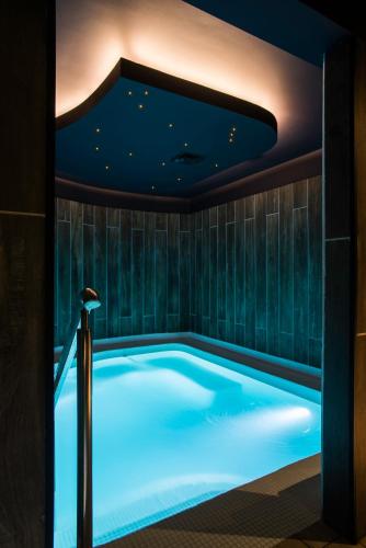 a hot tub in a room with a ceiling at Hotel Termas Chillán in Nevados de Chillan