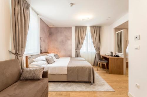 - une chambre avec un lit et un canapé dans l'établissement Residence Stine, à Split