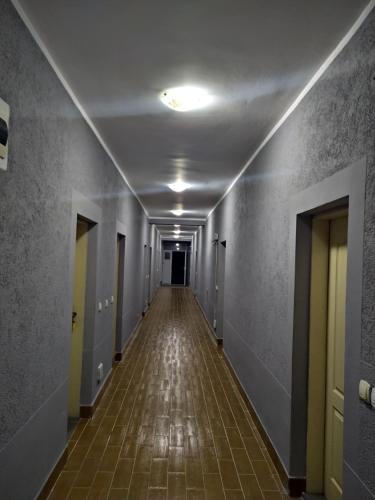 un couloir vide dans un bâtiment avec un long couloir dans l'établissement Apartments DEA, à Bar