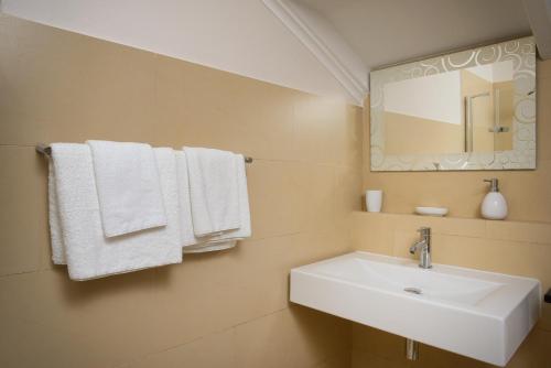 Ванна кімната в Belmar Oceanfront Apartments
