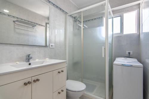 une salle de bains avec douche, toilettes et lavabo dans l'établissement LA ESTRELLA 1A020, à Los Cristianos