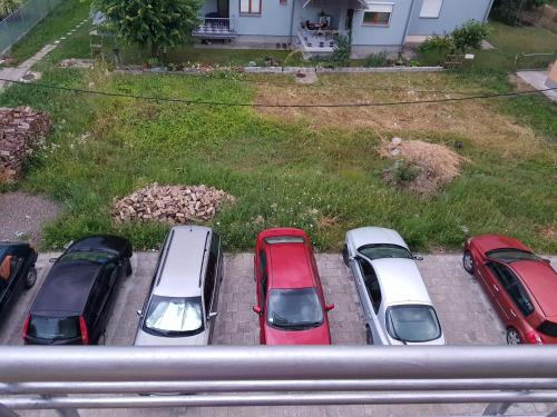 een groep auto's geparkeerd op een parkeerplaats bij Studio Dorna in Vrnjačka Banja