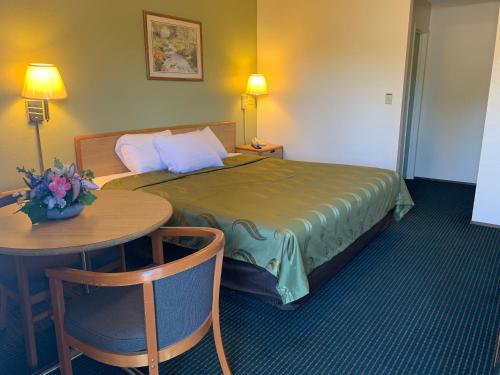 Regency Inn Lakeportにあるベッド