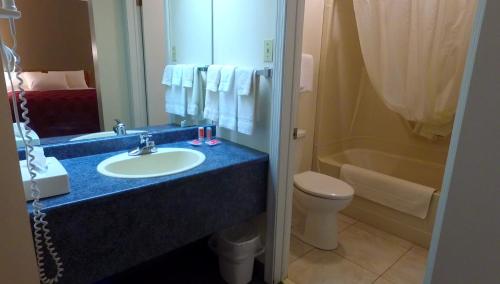 ein Badezimmer mit einem Waschbecken, einem WC und einer Badewanne in der Unterkunft Econo Lodge Inn & Suites Saint John in Saint John