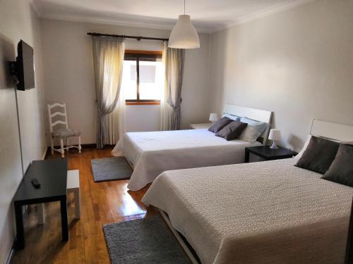 Habitación de hotel con 2 camas y TV en Casa de Agrelos, en Ponte da Barca