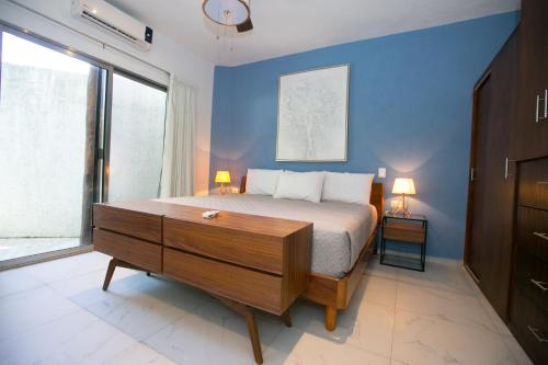 1 dormitorio con 1 cama con cómoda y ventana grande en Groovy 1BR condo at great location by Happy Address, en Playa del Carmen