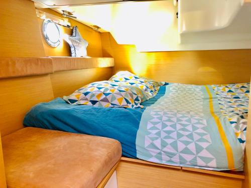 Ein Bett oder Betten in einem Zimmer der Unterkunft Bateau Haut Standing Privative - Nuit à Quai Port La Rochelle