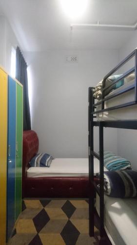 Ένα ή περισσότερα κρεβάτια σε δωμάτιο στο Backpackers Imperial Hotel